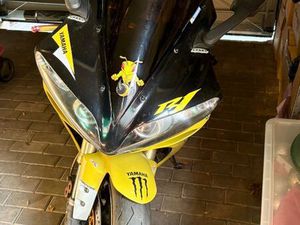 YAMAHA R1