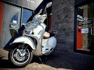 ② VESPA GTS 300 ETAT NEUF ! PRIX 4504 EUROS HTVA !