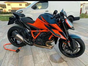 KTM SUPER DUKE 1290 AKRAPOVIC- GARANTIE-TECH PACK-TOP ZUSTAND- ERSTBESITZER