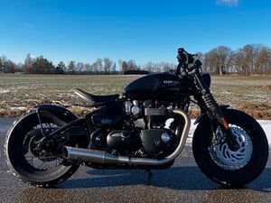 BONNEVILLE BOBBER MOTORRAD - CUSTOM UMBAU MIT GROßEM MOTOR