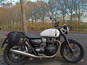 TRIUMPH STREET TWIN 900