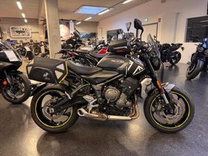 TRIUMPH TRIDENT 660 - 1. HAND ,VIEL ZUBEHÖR, TOP ZUSTAND WENIG KM
