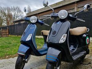 ② 2 VESPAS DONKERBLAUW EN ZWART
