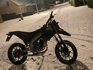 ② APRILLIA SX50 50 CC SCHAKELBROMMER