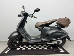 VESPA EMPORIO ARMANI 946 125 CC ROLLER LIMITED EDITION NR. 1220 INKL 2 ARMANI HELME UND LEDERKOFFER