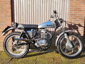 ② UNIQUE BSA B40 SPÉCIAL 1967