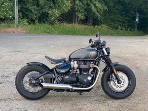 TRIUMPH BOBBER MIT CUSTOM-TEILEN UND ZUBEHÖR