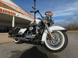 2009 HARLEY-DAVIDSON® ROAD KING® CLASSIC TWO-TONE WHITE GOLD PEARL/PEWTER PEARL
