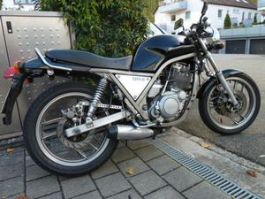 KLASSISCH SPORTLICHES EINZYLINDERMOTORRAD SRX 600