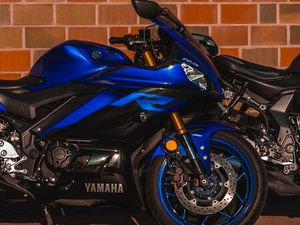 YAMAHA R3 SPORTLER BLAU/SCHWARZ