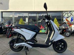 PIAGGIO ONE GLANS WIT 45KM — SCOOTERS | PIAGGIO — MARKTPLAATS