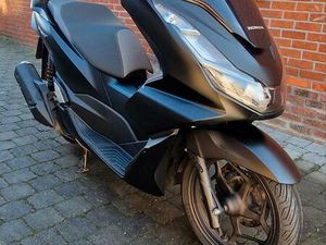 ② HONDA PCX 125 – BOUWJAAR 2021 – SLECHTS 4.800 KM – MAT ZWART