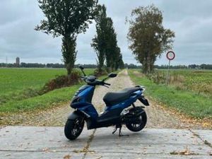 PEUGEOT SPEEDFIGHT 4 IN NIEUWSTAAT, <3000KM, 2E EIGENAAR! — SCOOTERS | PEUGEOT — MARKTPLAATS