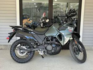 2025 KAWASAKI KLR 650 S METALLIC MATTE OLD SCHOOL GREEN SINGLE-CYLINDE
