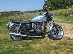 TRIUMPH BONNEVILLE T100