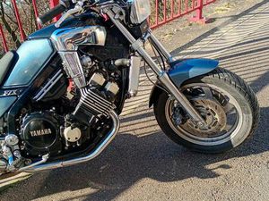 ② YAMAHA FZX 750
