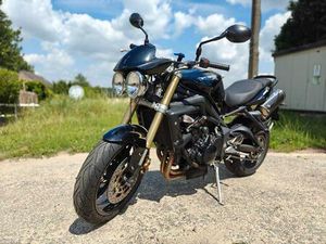 ② TRIUMPH STREET TRIPLE 675