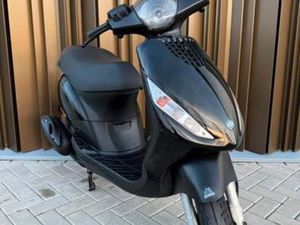 PIAGGIO ZIP 45KM (BJ2017) GEEL KENTEKEN GLANS ZWART 10677KM — SCOOTERS | PIAGGIO — MARKTPLAATS