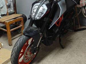 MIT AKRAPOVIC UND KURZEN HECK