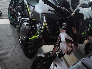 KAWASAKI Z650 SUPERNAKED PETROL MANUAL EURO 4 (68 PS) 649 CC