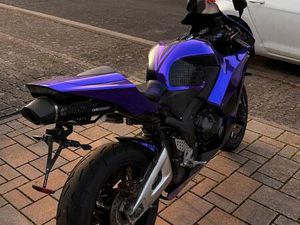 HONDA CBR600RR PC40 RENNSTRECKEN UMBAU LILA/SCHWARZ FOLIERT