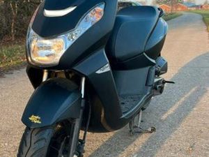 PEUGEOT KISBEE SCOOTER - WEINIG KM + WINDSCHERM & BAGAGEDRAG — SCOOTERS | PEUGEOT — MARKTPLAATS