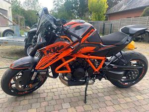 ② KTM SUPERDUKE 1390 EVO