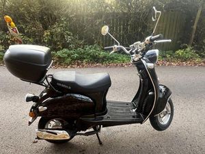 MOTORROLLER NOVA MOTORS RETRO STAR 49 CCM 45 KM/H MIT TOPCASE