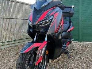 XMAX 125 TRÈS BIEN ÉQUIPÉ