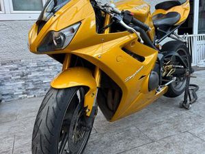 TRIUMPH DAYTONA 675