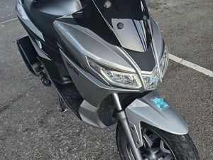 APRILIA SXR 50 – 2023 – 11 600 KM – TRÈS BON ÉTAT