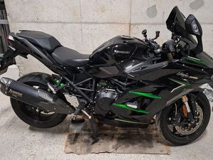 KAWASAKI NINJA H2 SX - 2023 - PREMIÈRE MAIN
