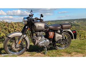 ROYAL ENFIELD CLASSIC 500 – VINTAGE CHIC, ÉQUIPEMENTS BAAK + PIÈCES D'ORIGINE