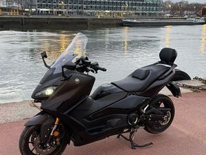 560 TMAX TECH MAX DARK MAGMA DU 09/2024 IL EST GARANTIE CONSTRUCTEUR JUSQU’AU 09/2026