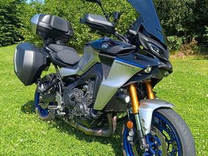 YAMAHA TRACER 9GT+■PREMIÈRE MAIN■EXCELLENT ÉTAT, CMME NEUVE■RÉVISION ANNUELLE EFFECTUÉE■2 PNEUS NEUFS■ACCESSOIRES:■GRILLE DE RADIATEUR■BULLE FUMÉE■TOP-CASE YAMA