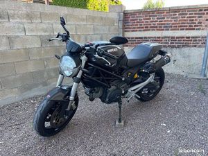 DUCATI MONSTER 696 ÉQUIPÉE CARBONE