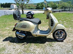 VESPA 125 GTS ÉDITION LIMITÉE 75TH
