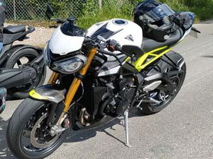SUPERBE STREET TRIPLE MOTO2