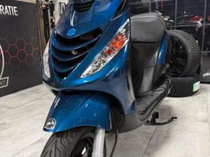 PIAGGIO ZIP BLAUW 45KM — SCOOTERS | PIAGGIO — MARKTPLAATS