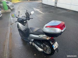 HONDA SH 125 – 2006 – BON ÉTAT – 1000