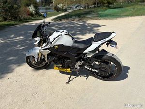 SUZUKI GSR 750