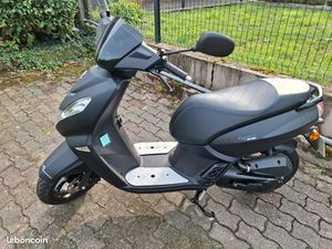 SCOOTER PEUGEOT KISBEE BLACK ÉDITION (COMME NEUF)