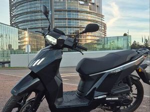 PEUGEOT TWEET 50 CC – MODÈLE 2024 – 1 750 KM – QUASI NEUF