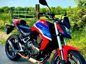 HONDA HORNET 750 HRC – ÉTAT IRRÉPROCHABLE■VENDS HONDA HORNET 750 HRC FULL CO