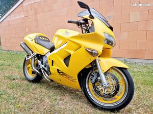 800 VFR FI / RC46 JAUNE ÉQUIPÉ