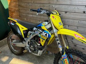 SUZUKI 250 RMZ SORTIE DE GRANGE