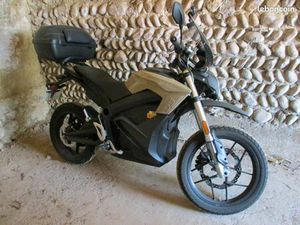 ZERO DS ZF 14.4 21KW PARE-BRISE HAUT RÉGLABLE + TOP CASE 2 CASQUES EXCELLENT ÉTAT DORT TOUT L'ANNÉE DANS UN GARAGE FERMÉ AUCUN ACCIDENT RECHARGÉE DEPUIS TOUJOUR