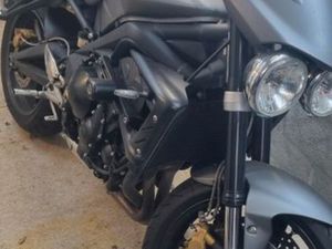 TRIUMPH STREET TRIPLE 675 R