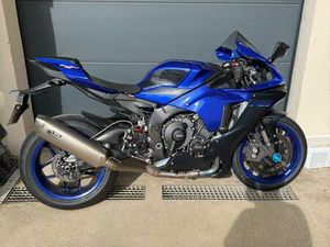YAMAHA R1