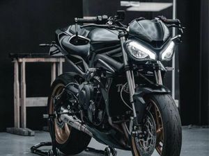 TRIUMPH STREET TRIPLE RS 2022 - BLACK CARBON - ÉTAT IRRÉPROCHABLE